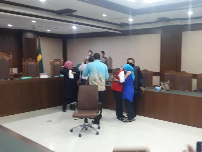 Bawa Mawar, Ibunda Menangis-Peluk Lutfi yang Dituntut 4 Bulan Bui