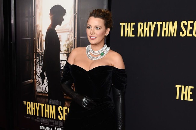 Blake Lively muncul dalam balutan gaun hitam Dolce & Gabbana. Gaun berbahan beludu atau velvet itu hadir dalam model strapless yang mengekspos bahu Blake. Sementara bahan velvet atau beludunya memperkuat aura glamor sang aktris. (Foto: Jamie McCarthy/Getty Images)