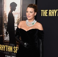 Blake Lively muncul dalam balutan gaun hitam Dolce & Gabbana. Gaun berbahan beludu atau velvet itu hadir dalam model strapless yang mengekspos bahu Blake. Sementara bahan velvet atau beludunya memperkuat aura glamor sang aktris. (Foto: Jamie McCarthy/Getty Images)