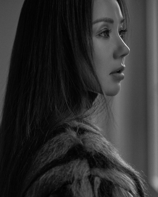 Uhm Jung Hwa yang mengunggah sebuah video yang menampilkannya berbikini ketika liburan. Ia pun tampak punya tubuh yang langsing dan kencang. Netizen pun terkagum dengan fisik wanita yang tahun ini akan menginjak usia 51 tahun itu. Foto: Instagram @umaizing