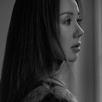 Uhm Jung Hwa yang mengunggah sebuah video yang menampilkannya berbikini ketika liburan. Ia pun tampak punya tubuh yang langsing dan kencang. Netizen pun terkagum dengan fisik wanita yang tahun ini akan menginjak usia 51 tahun itu. Foto: Instagram @umaizing