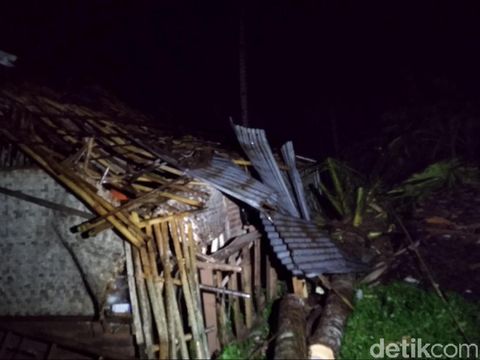 Puluhan Rumah Rusak Disapu Angin Kencang di Kota Banjar