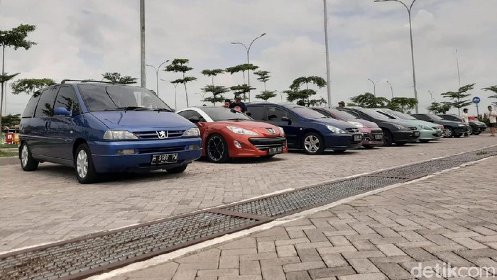 Komunitas pengguna mobil Peugeot Solo touring menyambangi Surabaya-Madura (Suramadu) bersama keluarga. Ada belasan mobil yang terlibat dalam Tour Suramadu