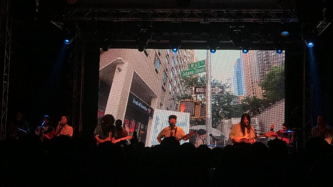 Bernyanyi Bersama Efek Rumah Kaca di Konser Jalan Enam Tiga
