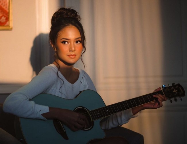 Selain pandai berakting dan telah membintangi sederet film serta sinetron, Aurelie Moeremans juga dikenal sebagai penyanyi. Ia pun jago memainkan alat musik seperti ukulele dan gitar. Foto: Instagram