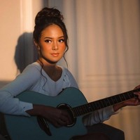 Selain pandai berakting dan telah membintangi sederet film serta sinetron, Aurelie Moeremans juga dikenal sebagai penyanyi. Ia pun jago memainkan alat musik seperti ukulele dan gitar. Foto: Instagram