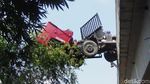 Truk Trailer Menggantung di Jembatan Akibat Sopir Ngantuk