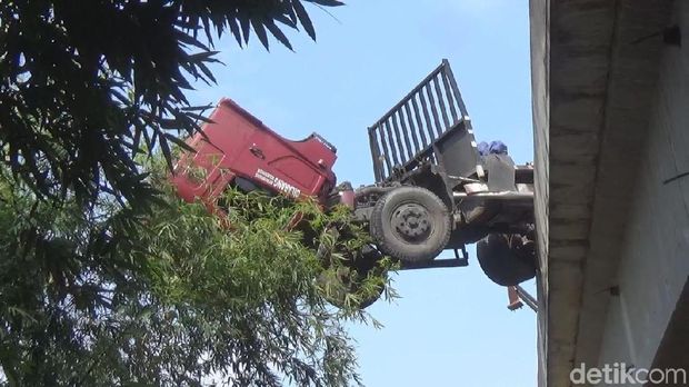 Gegara Sopir Ngantuk, Truk Trailer Ini Menggantung di Jembatan