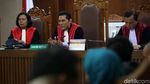 Dituntut 4 Bulan Penjara, Lutfi Menangis dan Dipeluk Ibunda