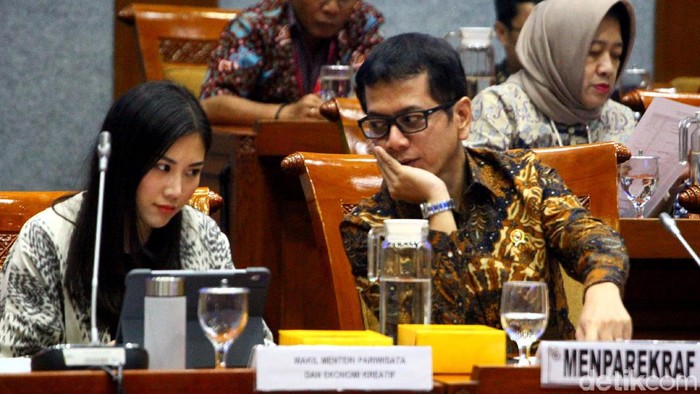 Menparekraf Wishnutama hadiri rapat kerja bersama Komisi X DPR RI. Wakil Menteri Pariwisata dan Eknomi Kreatif Angela Tanoesoedibjo juga hadiri rapat itu.