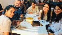 Dalam rangka ulang tahun sahabatnya, Kareena Kapoor memberikan dua kue tart sekaligus. Dua kue itu tampak menggoda dengan tambahan topping manis. Foto: Instagram @therealkareenakapoor