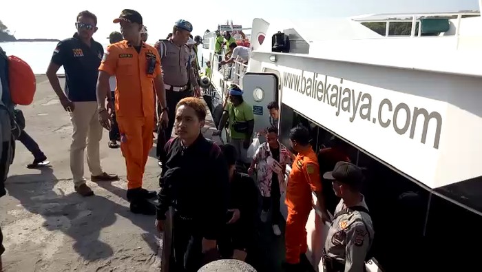 Basarnas evakuasi penumpang KMP Parama Kalyana yang kandas di Pelabuhan Padang Bai Bali (Dok. Istimewa)