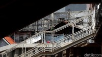 Begini potret perbaikan JPO halte TransJakarta Cipinang Kebon Nanas, Jakarta Timur, Rabu (29/1/2020).