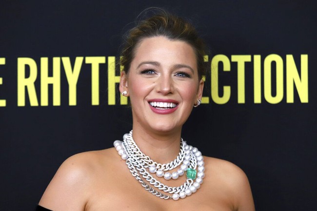 Tidak ketinggalan, statement necklace berupa kalung mutiara yang dihiasi batu zamrud. Tidak ketinggalan sepasang sarung tangan hitam berbahan kulit. (Foto: Greg Allen/Invision/AP)