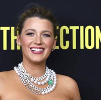 Tidak ketinggalan, statement necklace berupa kalung mutiara yang dihiasi batu zamrud. Tidak ketinggalan sepasang sarung tangan hitam berbahan kulit. (Foto: Greg Allen/Invision/AP)