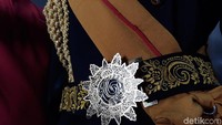 Koko mengaku tidak ada kesulitan dalam mengerjakan pesanan seragam tersebut. Namun, ia mengaku cukup lama dalam membuat ikat pinggang karena penuh dengan ornamen.