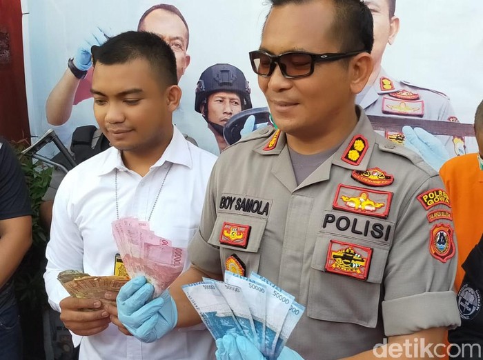 Polres Gowa menangkap dua orang terkait dugaan penyebaran uang palsu (M Nur Abdurrahman/detikcom)
