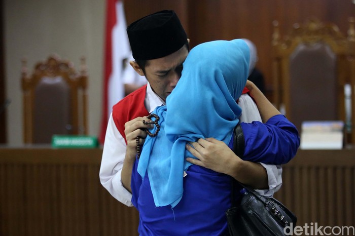 Dituntut 4 Bulan Penjara, Lutfi Menangis dan Dipeluk Ibunda Dede Lutfi Alfiandi alias Dede dituntut 4 bulan penjara dalam sidang di PN Jakarta Pusat. Usai sidang Lutfi yang menangis dipeluk oleh ibunya.