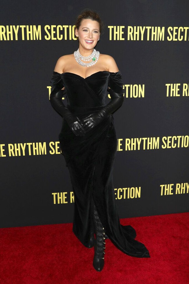 Gaya Blake Lively lalu disempurnakan dengan sepasang boots setinggi lutut Christian Louboutin. Sepatu dari seri Fabiola itu lantas sukses memancarkan aura seksinya. (Foto: Greg Allen/Invision/AP)