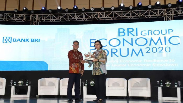 Dirut BRI Sunarso Menkeu Sri Mulyani dan Dirut BRI Sunarso