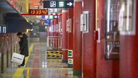 Suasana di stasiun kereta bawah tanah yang berada di Kota Beijing, China, tampak sepi. Hanya sedikit warga yang hilir mudik beraktivitas di stasiun itu dengan mengenakan masker.