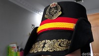 Sedangkan pada topi terdapat lambang dengan susunan sebuah gambar menyerupai kompas dan logo PBB di tengahnya. Di bagian atas logo tersebut terdapat bintang dan mahkota. Untuk bagian samping logo terdapat dua buah gambar kapas yang bagian bawahnya terdapat sebuah tulisan IMPERIAL FORCES.