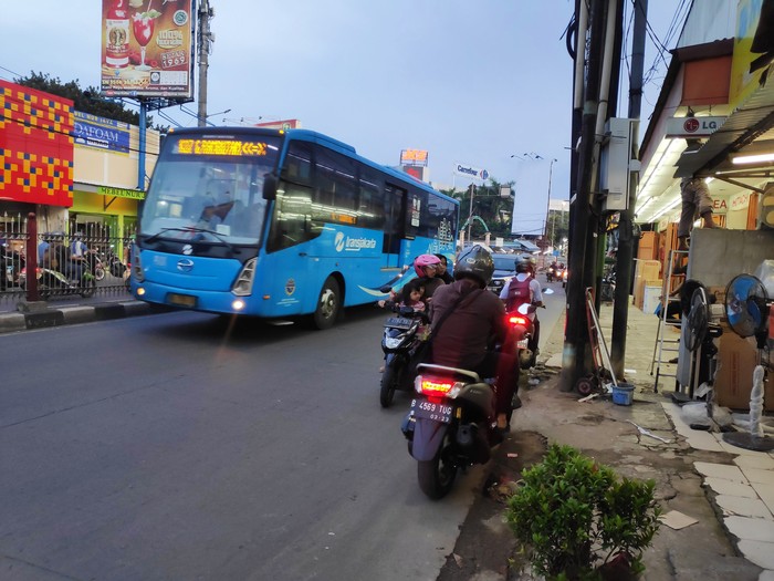 Bikin Macet, Pemotor Lawan Arus di Kramat Jati arah Pasar Rebo