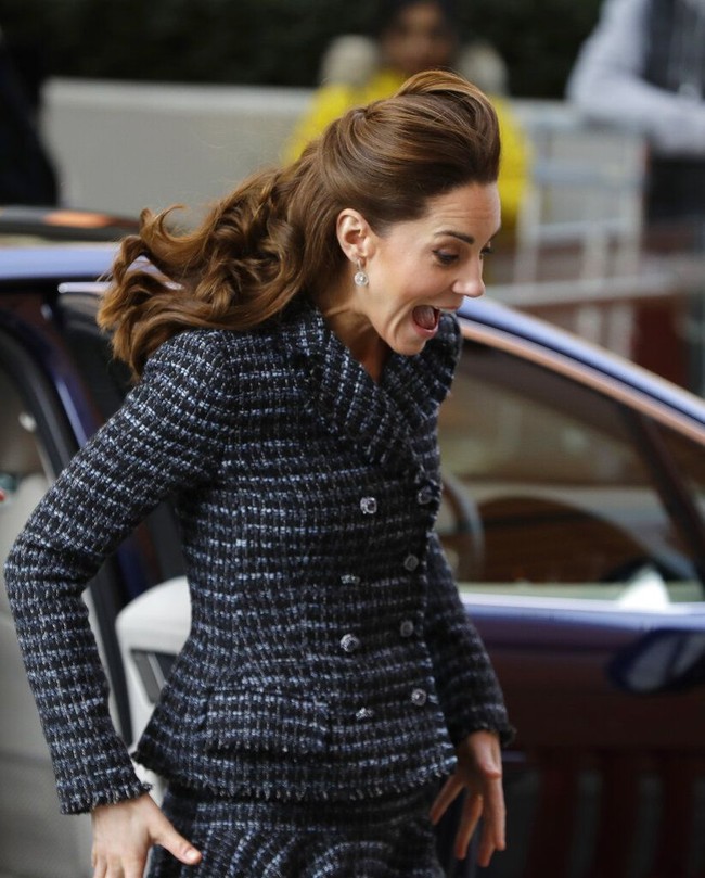 Biasa memasang wajah yang santun, Kate Middleton tampak tak bisa menyembunyikan ekspresi wajah yang kaget. (Foto: AP Photo/Kirsty Wigglesworth)