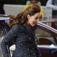 Biasa memasang wajah yang santun, Kate Middleton tampak tak bisa menyembunyikan ekspresi wajah yang kaget. (Foto: AP Photo/Kirsty Wigglesworth)
