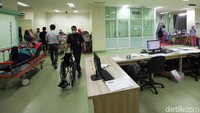 Berbagai upaya dilakukan oleh RSUD Pasar Minggu guna mengantisipasi penyebaran virus corona jenis baru kepada masyarakat, khususnya kepada para pengunjung rumah sakit. Selain dengan melakukan sosialisasi, pihak rumah sakit juga menyediakan ruangan isolasi bagi pasien tertentu.