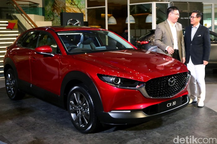 PT Eurokars Motor Indonesia resmi memperkenalkan Mazda CX-30. Compact Crossover SUV ini hadir dengan sejumlah pembaruan, baik dari eksterior maupun interior.