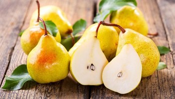 Sama dengan biji apel, biji buah pir juga mengandung sianida. Foto: iStock
