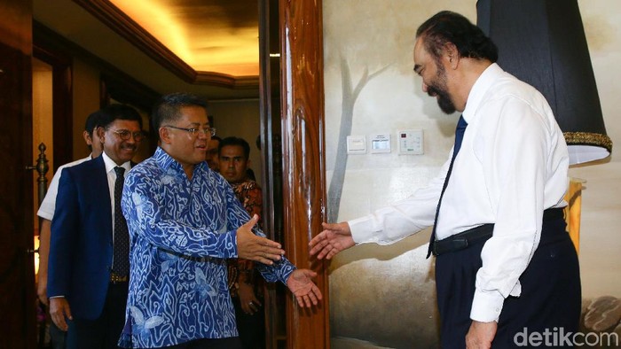 Ketua Umum Partai Nasdem Surya Paloh menerima kunjungan dari Presiden PKS Sohibul Iman di DPP Partai Nasdem, Jakarta, Rabu (29/1/2020). Kunjungan ini dilakukan sebagai balasan atas bertandangnya Ketua Umum Partai Nasdem ke DPP PKS beberapa waktu lalu.