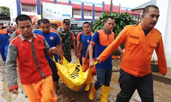 Banjir yang menerjang sejumlah desa di Tapanuli Tengah, Sumut, memakan korban jiwa. BPBD Sumut menyebut korban jiwa akibat banjir ini berjumlah enam orang dan tiga lainnya hilang.