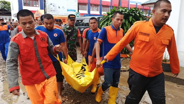 Evakuasi Korban Tewas Akibat Banjir di Tapteng Banjir yang menerjang sejumlah desa di Tapanuli Tengah, Sumut, memakan korban jiwa. BPBD Sumut menyebut korban jiwa akibat banjir ini berjumlah enam orang dan tiga lainnya hilang.