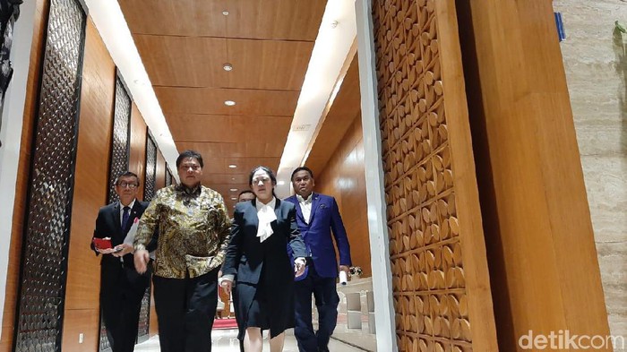 Ketua DPR Puan Maharani, Menko Perekonomian Airlangga Hartarto, Menkum HAM Yasonna Laoly