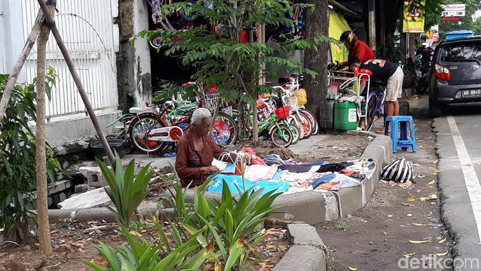 Mbah Salami, pejual pakaian bekas di Solo