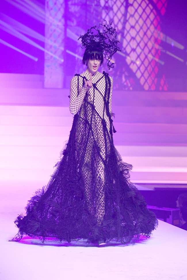 Fashion show karya desainer Jean Paul Gaultier yang merupakan koleksi terakhirnya sebelum pamit setelah 50 tahun berkarya, digelar di Theatre du Chatelet, Paris Haute Couture Fashion Week Spring/Summer 2020, Paris, Prancis. [Photo by Pascal Le Segretain/Getty Images].