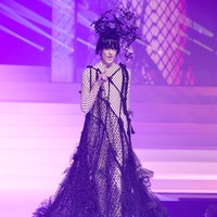 Fashion show karya desainer Jean Paul Gaultier yang merupakan koleksi terakhirnya sebelum pamit setelah 50 tahun berkarya, digelar di Theatre du Chatelet, Paris Haute Couture Fashion Week Spring/Summer 2020, Paris, Prancis. [Photo by Pascal Le Segretain/Getty Images].