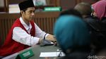 Dituntut 4 Bulan Penjara, Lutfi Menangis dan Dipeluk Ibunda