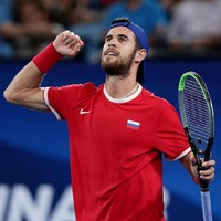 Seperti dikabarkan Daily Mail, kemiripan Karen dengan Liam sudah jadi perbincangan sejak beberapa tahun terakhir. Pada 2018, Karen sempat mengungkit kemiripan tersebut. Iya, saya si saudara keempat, kicau Karen di Twitter. (Foto: Mark Metcalfe/Getty Images)