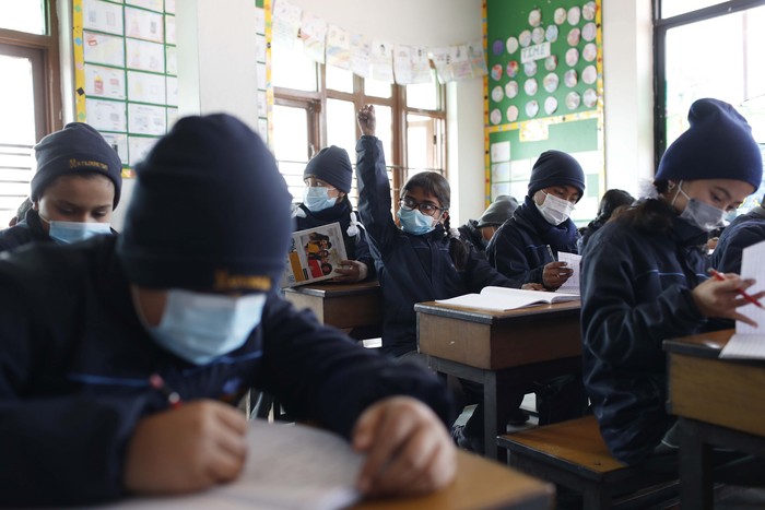 Virus Corona Singgah di Nepal, Sekolah Wajib Bermasker Students and a teacher wear masks as a precautionary measure at Matribhumi school in Bhaktapur, Nepal, Wednesday, Jan. 29, 2020. There has been one confirmed case of a new coronavirus infection in the Himalayan country. (AP Photo/Niranjan Shrestha)