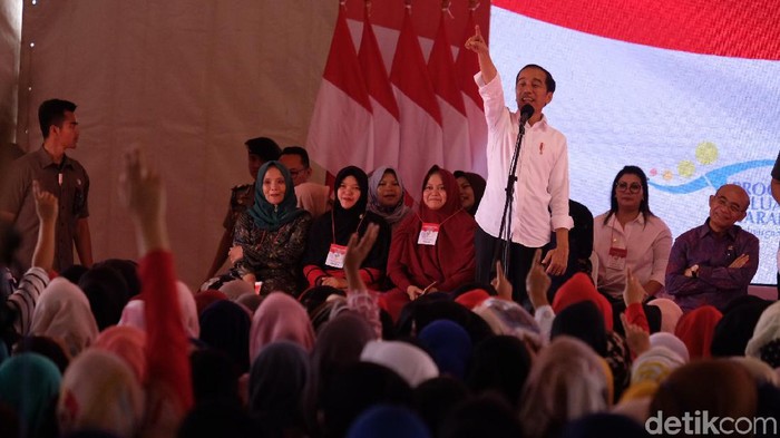 Jokowi serahkan kartu PKH di Cimahi (Andhika Prasetia/detikcom)