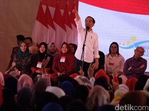 Serahkan PKH di Cimahi, Jokowi Cerita Masa Kecil Makan Telur Dibagi 4