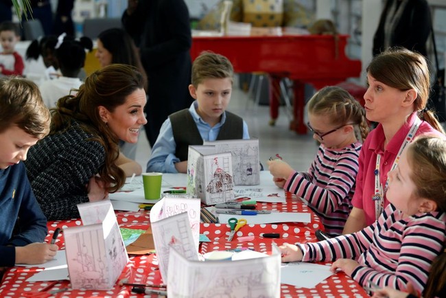 Di acara tersebut, Duchess of Cambridge sempat berinteraksi dengan anak-anak. Ia bahkan ikut terlibat membuat karya seni. (Foto: Toby Melville - WPA Pool/Getty Images)