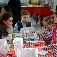 Di acara tersebut, Duchess of Cambridge sempat berinteraksi dengan anak-anak. Ia bahkan ikut terlibat membuat karya seni. (Foto: Toby Melville - WPA Pool/Getty Images)
