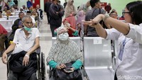 Seorang petugas RSUD Pasar Minggu mempraktikan cara mencuci tangan di hadapan para pengunjung rumah sakit.