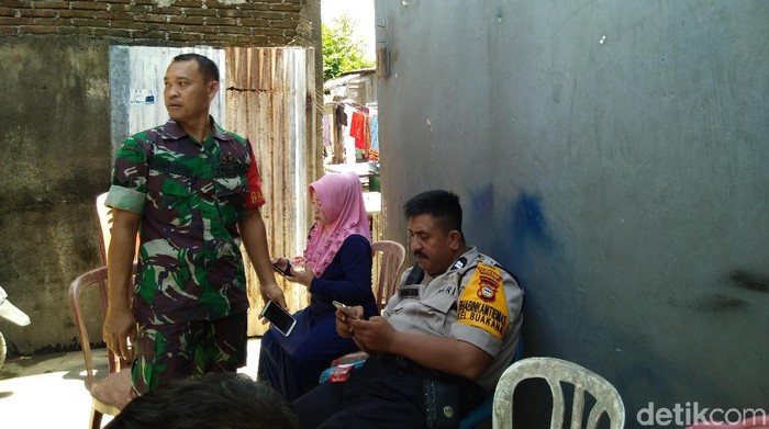 Bhabinkamtibmas dan Babinsa mendatangi rumah SF siswi korban dugaan penculikan di Makassar (Hermawan Mappiwali/detikcom)