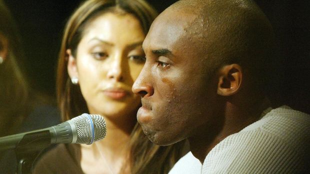 Tangis Kobe Bryant bersama Vanessa di kasus pelecehannya.