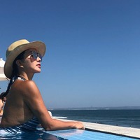 Aku mencoba untuk makan sayuran dan makanan yang mengandung protein lebih banyak dan menghindari makan apapun setelah jam 5 sore. Selain itu, aku merenggangkan tubuhku cukup sering juga dengan olahraga secara regular, katanya dilansir Yahoo. Foto: Instagram @umaizing